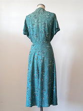 Cargar imagen en el visor de la galería, 1940s - Spectacular German Teal Silk Printed Dress - W39 (100cm)

