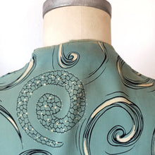 Cargar imagen en el visor de la galería, 1940s - Spectacular German Teal Silk Printed Dress - W39 (100cm)
