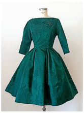 Charger l&#39;image dans la galerie, 1950s - Stunning Emerald Green Silk Dress - W32 (82cm)
