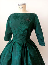 Charger l&#39;image dans la galerie, 1950s - Stunning Emerald Green Silk Dress - W32 (82cm)
