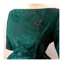 Charger l&#39;image dans la galerie, 1950s - Stunning Emerald Green Silk Dress - W32 (82cm)
