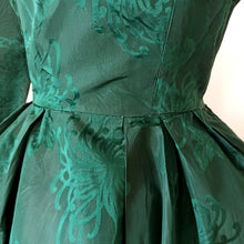 Charger l&#39;image dans la galerie, 1950s - Stunning Emerald Green Silk Dress - W32 (82cm)
