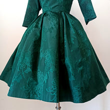 Charger l&#39;image dans la galerie, 1950s - Stunning Emerald Green Silk Dress - W32 (82cm)
