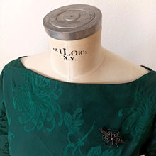 Charger l&#39;image dans la galerie, 1950s - Stunning Emerald Green Silk Dress - W32 (82cm)
