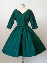 Charger l&#39;image dans la galerie, 1950s - Stunning Emerald Green Silk Dress - W32 (82cm)
