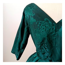 Charger l&#39;image dans la galerie, 1950s - Stunning Emerald Green Silk Dress - W32 (82cm)

