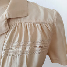 Cargar imagen en el visor de la galería, 1930s 1940s - Gorgeous Sand Silk Blouse - W31 (80cm)
