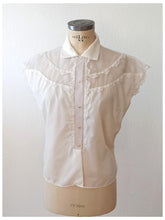 Charger l&#39;image dans la galerie, 1950s - Lovely White Nylon Blouse - Sz. 52
