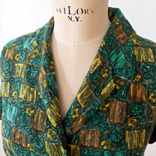 Charger l&#39;image dans la galerie, 1950s - Gorgeous Green Abstract Rayon Blouse - Sz. M/L
