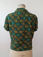 Charger l&#39;image dans la galerie, 1950s - Gorgeous Green Abstract Rayon Blouse - Sz. M/L
