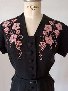 1940s 1950s - EUREKA, USA - Stunning Pink & Black Grapes Dress - W35 (88cm)