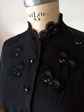 Laden Sie das Bild in den Galerie-Viewer, 1940s 1950s - Stunning Black Rayon Blouse - Sz. 42
