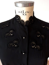 Laden Sie das Bild in den Galerie-Viewer, 1940s 1950s - Stunning Black Rayon Blouse - Sz. 42
