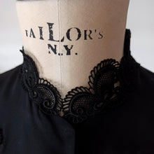 Laden Sie das Bild in den Galerie-Viewer, 1940s 1950s - Stunning Black Rayon Blouse - Sz. 42
