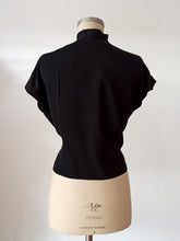 Laden Sie das Bild in den Galerie-Viewer, 1940s 1950s - Stunning Black Rayon Blouse - Sz. 42
