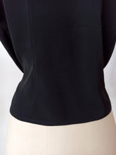 Laden Sie das Bild in den Galerie-Viewer, 1940s 1950s - Stunning Black Rayon Blouse - Sz. 42
