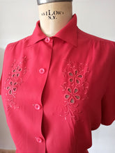 Charger l&#39;image dans la galerie, 1940s 1950s - Exquisite Raspberry Silk Blouse - W39 (100cm)
