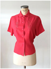Charger l&#39;image dans la galerie, 1940s 1950s - Exquisite Raspberry Silk Blouse - W39 (100cm)
