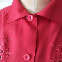 Charger l&#39;image dans la galerie, 1940s 1950s - Exquisite Raspberry Silk Blouse - W39 (100cm)
