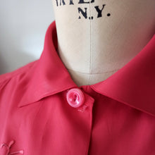 Charger l&#39;image dans la galerie, 1940s 1950s - Exquisite Raspberry Silk Blouse - W39 (100cm)
