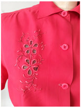 Charger l&#39;image dans la galerie, 1940s 1950s - Exquisite Raspberry Silk Blouse - W39 (100cm)
