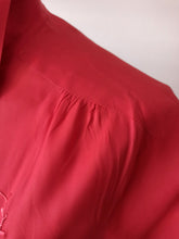 Charger l&#39;image dans la galerie, 1940s 1950s - Exquisite Raspberry Silk Blouse - W39 (100cm)
