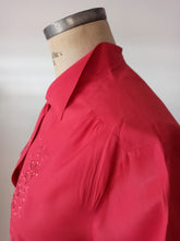 Charger l&#39;image dans la galerie, 1940s 1950s - Exquisite Raspberry Silk Blouse - W39 (100cm)
