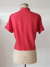 Charger l&#39;image dans la galerie, 1940s 1950s - Exquisite Raspberry Silk Blouse - W39 (100cm)
