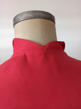 Charger l&#39;image dans la galerie, 1940s 1950s - Exquisite Raspberry Silk Blouse - W39 (100cm)
