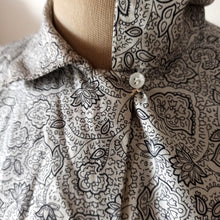 Charger l&#39;image dans la galerie, 1940s - Gorgeous Grey Floral Print Cotton Blouse - W38 (96cm)
