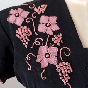1940s 1950s - EUREKA, USA - Stunning Pink & Black Grapes Dress - W35 (88cm)