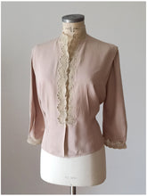 Cargar imagen en el visor de la galería, 1940s - Exquisite Sand Rayon Handmade Lace Blouse - W39 (100cm)
