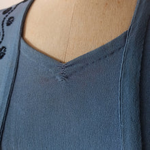 Cargar imagen en el visor de la galería, 1940s - Delightful Teal Blue Beaded Crepe Dress - W29 (74cm)
