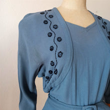 Cargar imagen en el visor de la galería, 1940s - Delightful Teal Blue Beaded Crepe Dress - W29 (74cm)
