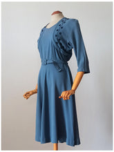 Cargar imagen en el visor de la galería, 1940s - Delightful Teal Blue Beaded Crepe Dress - W29 (74cm)
