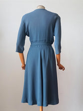 Cargar imagen en el visor de la galería, 1940s - Delightful Teal Blue Beaded Crepe Dress - W29 (74cm)
