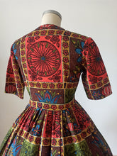 Charger l&#39;image dans la galerie, 1950s 1960s - Stunning Novelty Waffle Cotton Dress - W27.5 (70cm)
