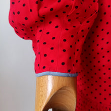 Laden Sie das Bild in den Galerie-Viewer, 1940s - MILOTY, Germany - Gorgeous Red Dotted Folkloric Dress - W27 (68cm)
