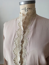 Cargar imagen en el visor de la galería, 1940s - Exquisite Sand Rayon Handmade Lace Blouse - W39 (100cm)
