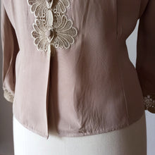 Cargar imagen en el visor de la galería, 1940s - Exquisite Sand Rayon Handmade Lace Blouse - W39 (100cm)
