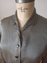 Charger l&#39;image dans la galerie, 1940s 1950s - Superb Striped Rayon Silk Blouse - W34.5 (88cm)
