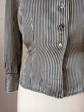 Charger l&#39;image dans la galerie, 1940s 1950s - Superb Striped Rayon Silk Blouse - W34.5 (88cm)
