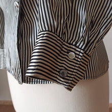 Charger l&#39;image dans la galerie, 1940s 1950s - Superb Striped Rayon Silk Blouse - W34.5 (88cm)
