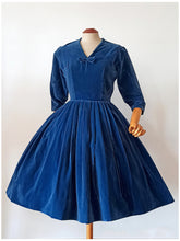 Charger l&#39;image dans la galerie, 1950s - Adorable Steel Blue Velvet Dress - W26 (66cm)
