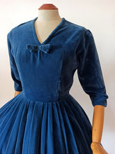 Charger l&#39;image dans la galerie, 1950s - Adorable Steel Blue Velvet Dress - W26 (66cm)
