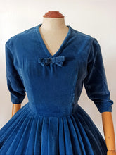 Charger l&#39;image dans la galerie, 1950s - Adorable Steel Blue Velvet Dress - W26 (66cm)
