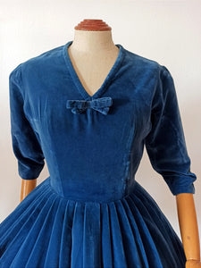 1950s - Adorable Steel Blue Velvet Dress - W26 (66cm)