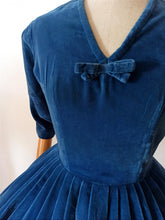 Charger l&#39;image dans la galerie, 1950s - Adorable Steel Blue Velvet Dress - W26 (66cm)
