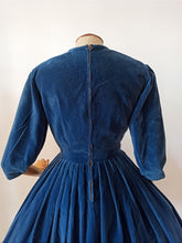 Charger l&#39;image dans la galerie, 1950s - Adorable Steel Blue Velvet Dress - W26 (66cm)
