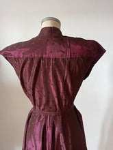 Carica l&#39;immagine nel visualizzatore di Gallery, 1940s - Stunning Bordeaux Embroidered Silk Dress - W27.5 (70cm)
